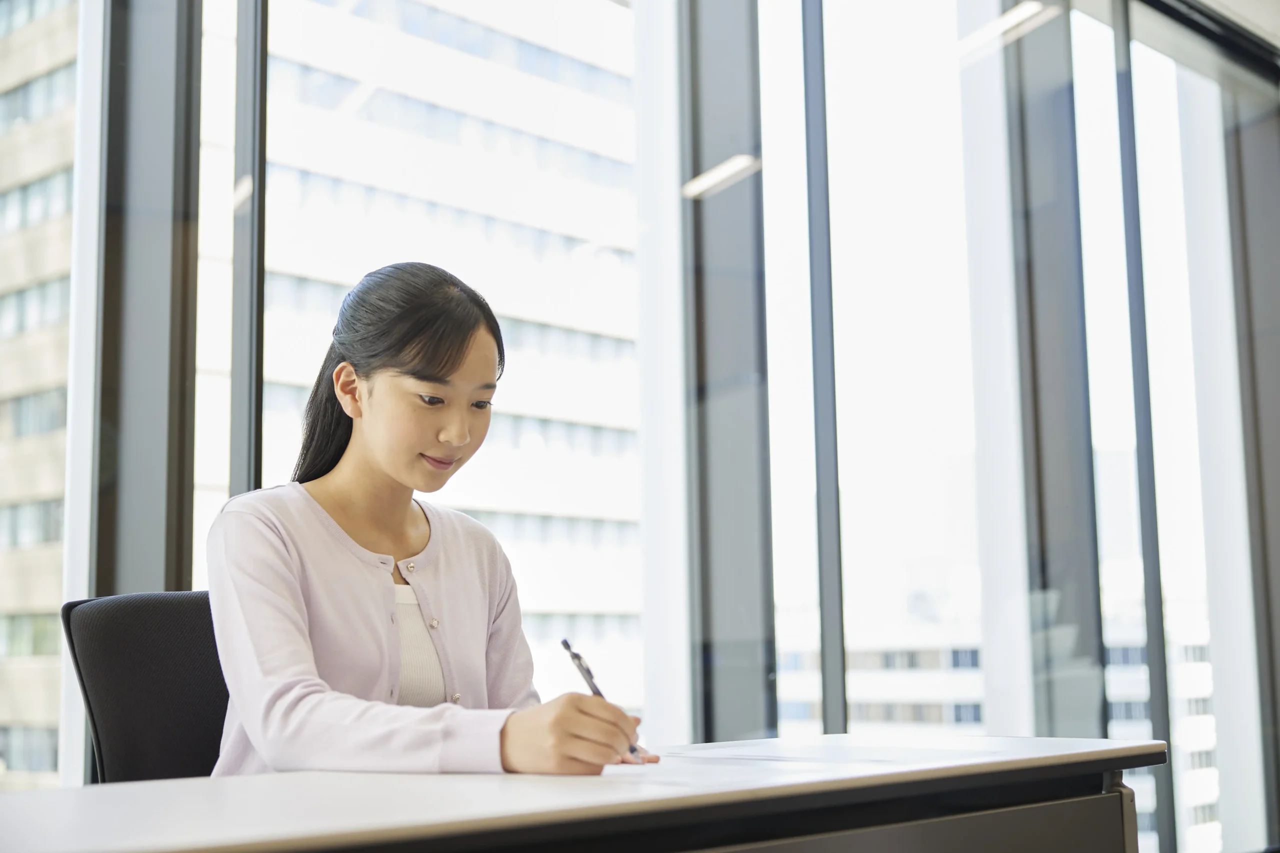 勉強する受験生